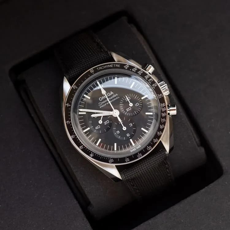 Speedmaster 310.32.42.50.01.001 Tissu  – 2024